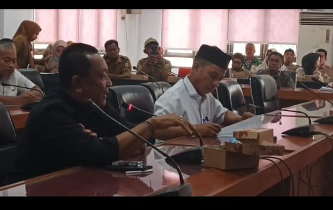 Suasana rapat dengar pendapat DPRD Luwu yang membahas dampak El Nino terhadap petani di Ruang Musyawarah DPRD Luwu, Selasa (11/8/2026).