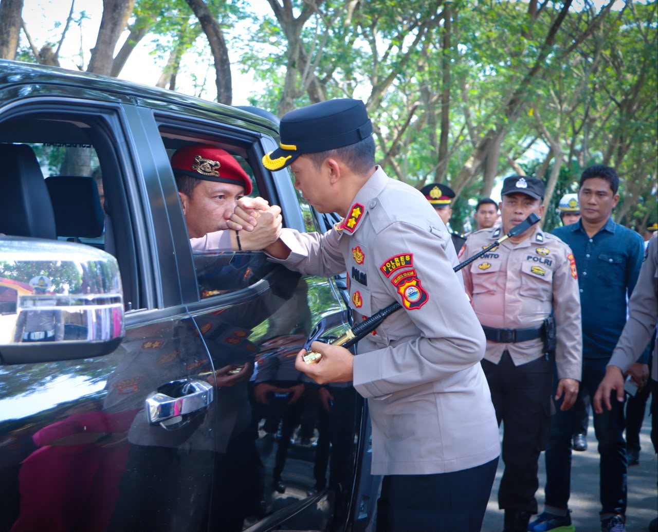 Momen perpisahan dan penghormatan kepada pejabat lama Polres Luwu.