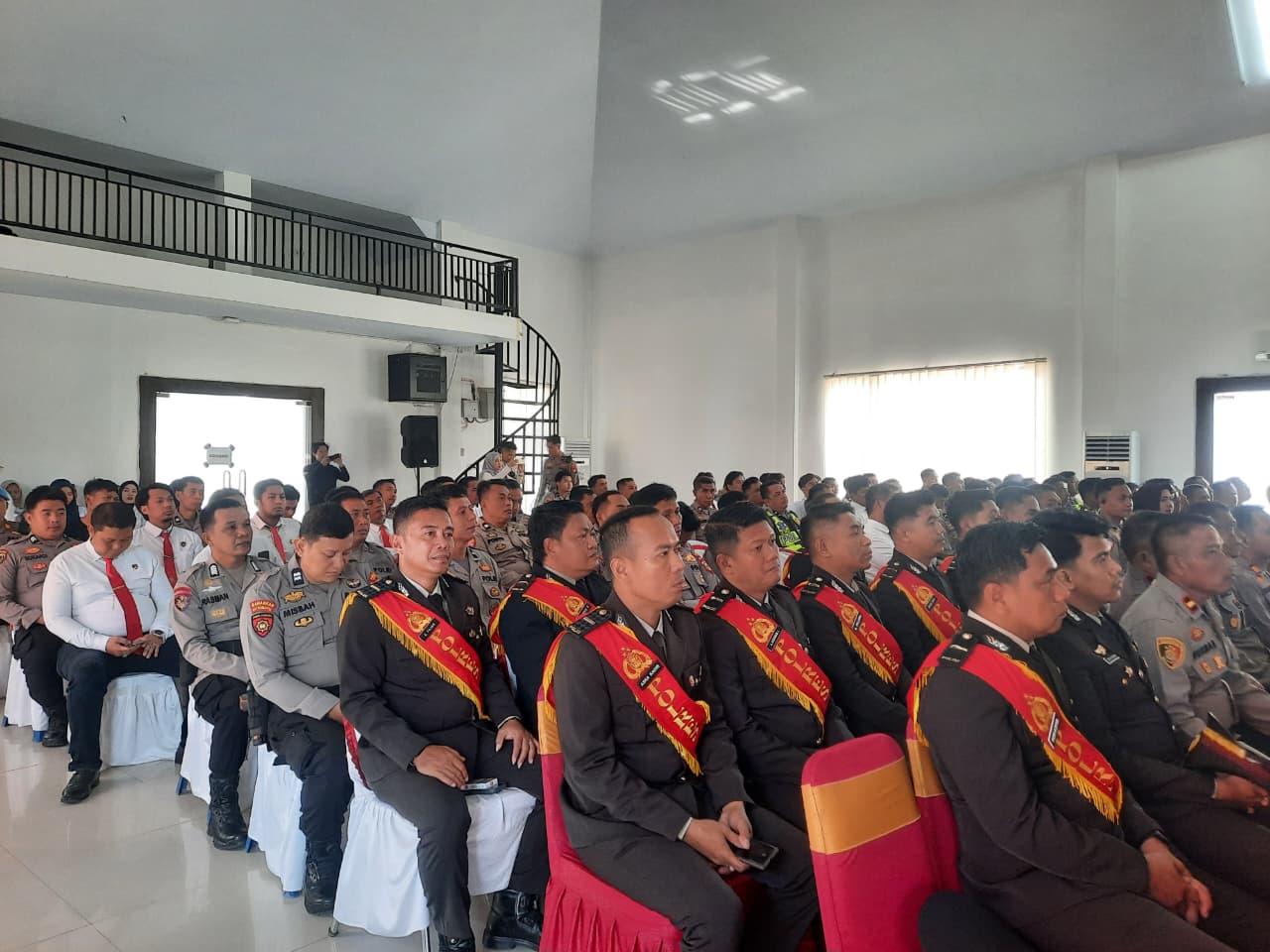 Suasana personel saat mengikuti rangkaian tradisi pisah sambut Kapolres Luwu.