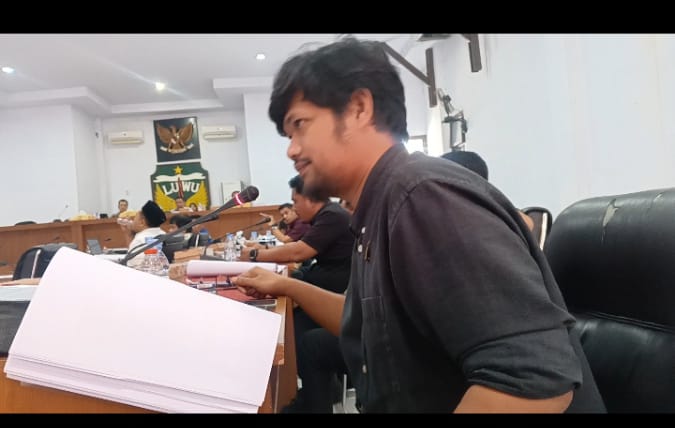 Legislator DPRD Kabupaten Luwu, Andi Arfan Basmin, menyampaikan pandangannya terkait nasib P3K paruh waktu dalam pembahasan Rancangan KUA Kabupaten Luwu Tahun Anggaran 2027 di Aula Musyawarah DPRD Luwu, Kamis (13/8/2026).