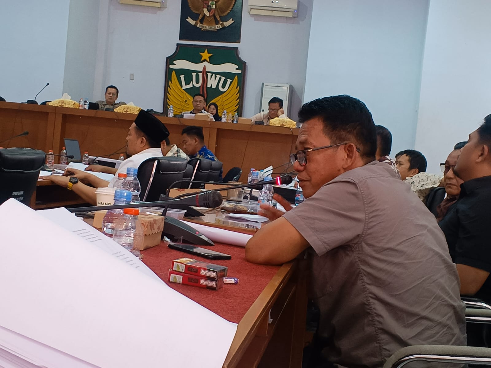 Ketua Komisi I DPRD Luwu, Haji Basaruddin, menyampaikan sorotan terhadap tingginya angka kemiskinan dalam pembahasan Rancangan KUA Kabupaten Luwu Tahun Anggaran 2027 di Aula Musyawarah DPRD Luwu, Kamis (13/8/2026).