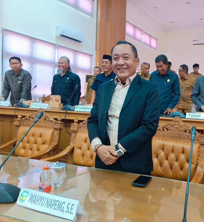 Ketua Komisi II DPRD Luwu, Wahyu Napeng, saat mengikuti agenda pembahasan anggaran di DPRD Luwu, Selasa (18/8). Dalam forum tersebut, ia menyoroti perlunya penambahan anggaran sektor pertanian untuk menjawab kebutuhan petani di lapangan.