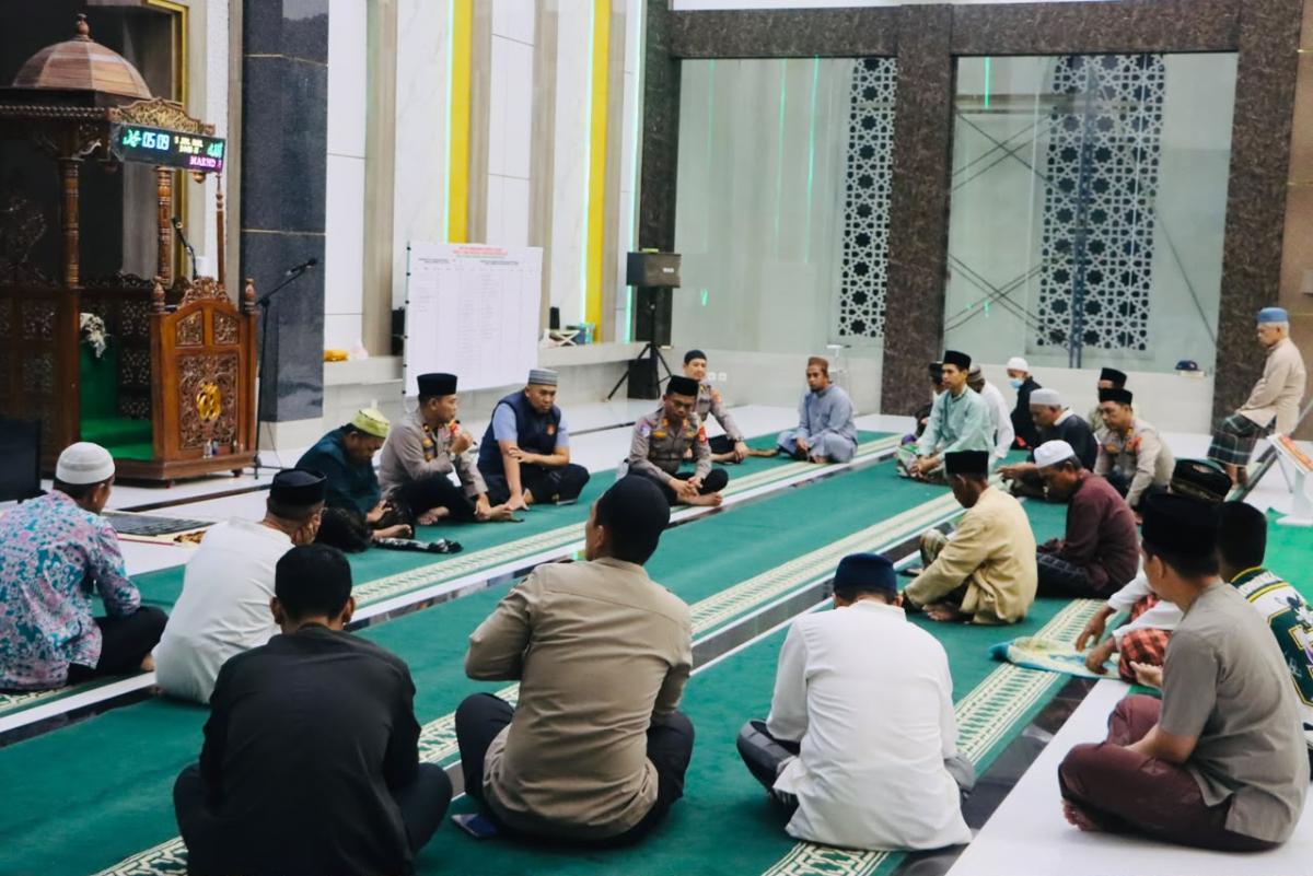 Wakapolres Luwu bersama jajaran melaksanakan Subuh Keliling di Masjid Babussadah Bajo