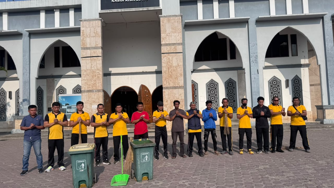 Personel Polres Luwu dan masyarakat membersihkan halaman Masjid Raya Al-Islah Belopa