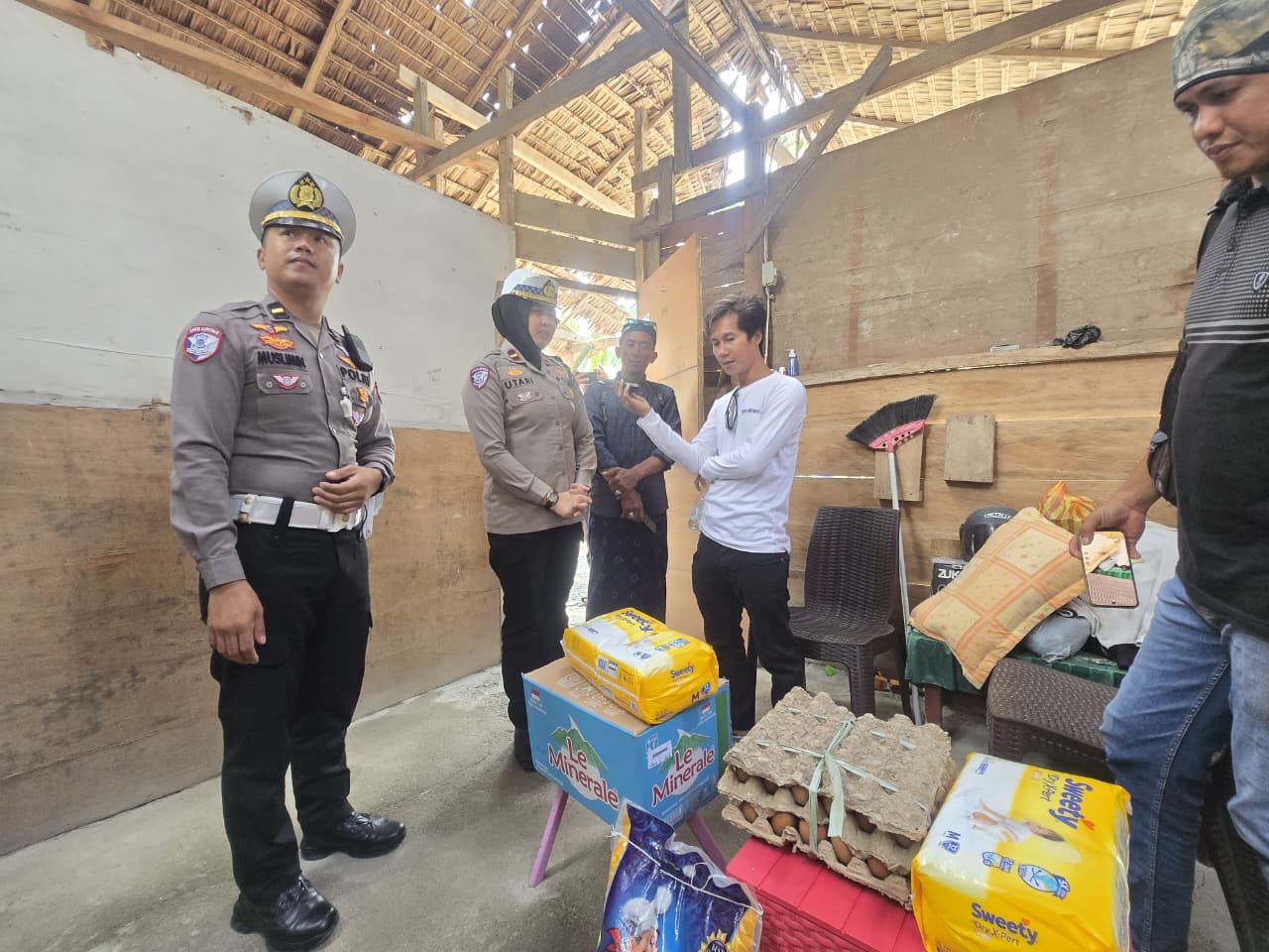 Satlantas Luwu menyerahkan bantuan kepada keluarga Nirwana di Belopa