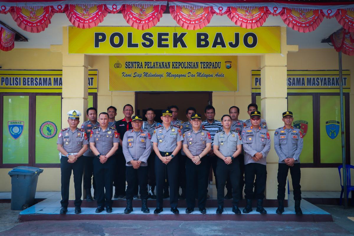 Kapolres Luwu bersama jajaran dalam kunjungan kerja ke Polsek Bajo